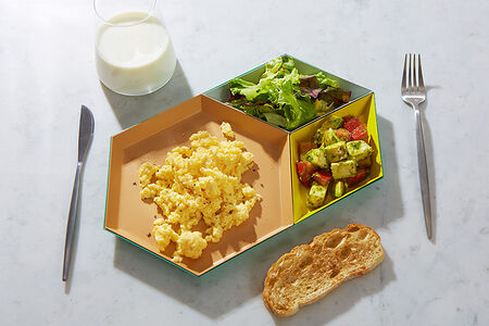 Скрэмбл с моцареллой и авокадо