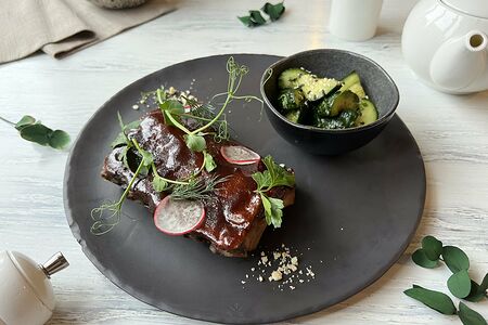 Ребра свиные с соусом барбекю и битыми огурцами