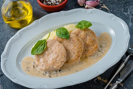 Куриные биточки с картофельным пюре