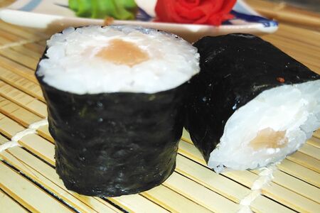 Классический ролл с лососем и сыром