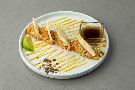 Тартар из лосося со спелым авокадо и каперсами 