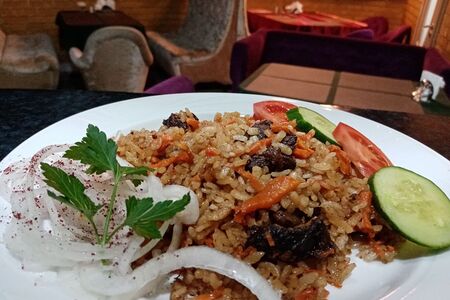 Плов по-фергански, с овощами, лук маринованный