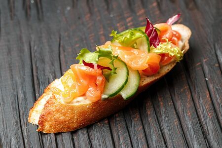 Брускетта с лососем