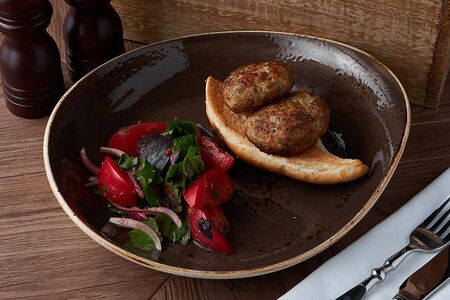 Котлеты куриные с узбекскими томатами и лавашом