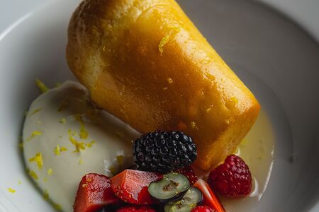 Ромовая баба, крем из белого шоколада, лесные ягоды