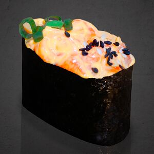 Гункан с лососем