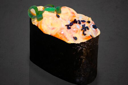 Гункан с лососем