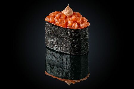 Гункан с лососем