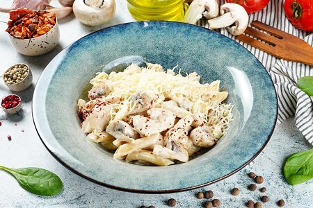 Пенне с курицей и шампиньонами