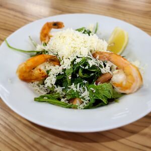 Салат с рукколой и креветками