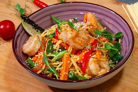 Удон с креветками и овощами