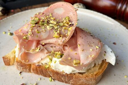 Брускетта со страчателлой и мортаделлой