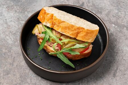 Тост с тунцом и овощами