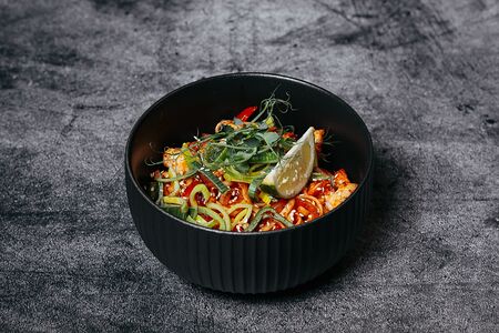 Удон с тигровой креветкой в соусе кимчи