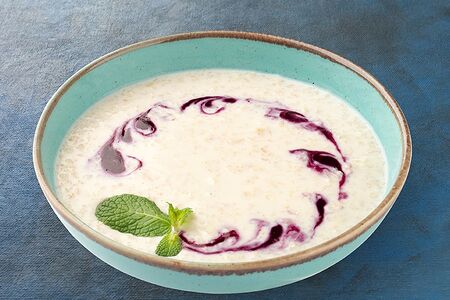 Каша овсяная с соусом из смородины