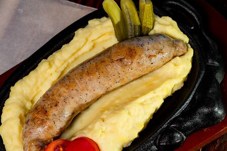 Куриная колбаска с картофельным пюре