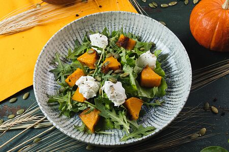 Салат с запеченной тыквой и сливочным сыром