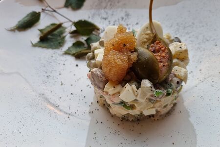 Оливье с языком, щучьей икрой и креветками