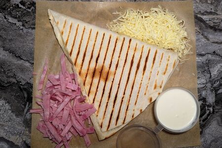 Треугольник с ветчиной и сыром