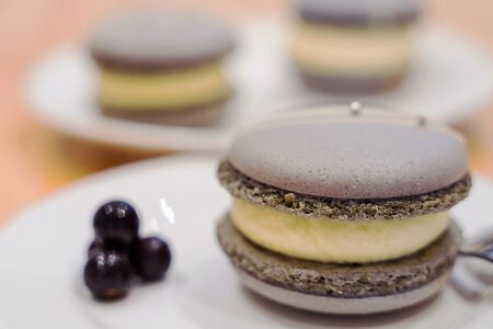 Десерт Macarons смородина Big