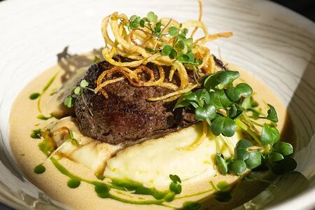 Медальон из говяжьей вырезки в соусе из фуагра