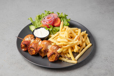 Куриное филе в беконе с картофелем фри и салатом