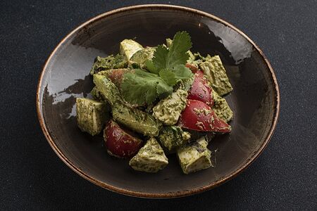 Салат по-грузински с песто и сыром имерули