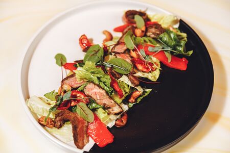 Салат с мраморным ростбифом