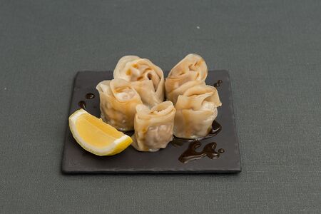 Гёдза с креветками на пару