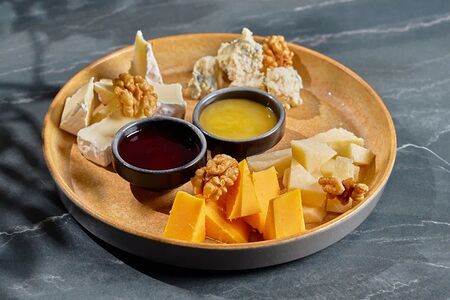 Сыры с медом и компотэ