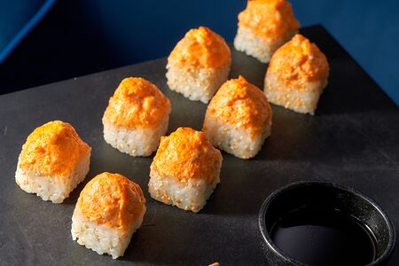 Запеченный ролл с лососем