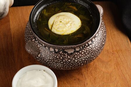 Зеленый борщ с говяжьими фрикадельками, яйцом и сметаной