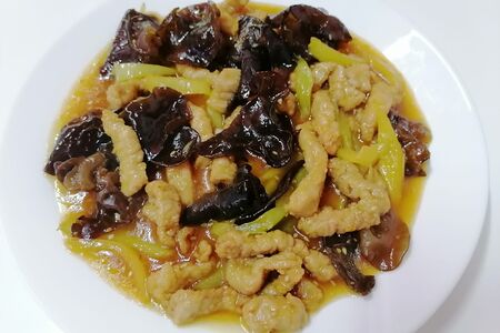 Свинина с древесными грибами и овощами в основном Китайском соусе