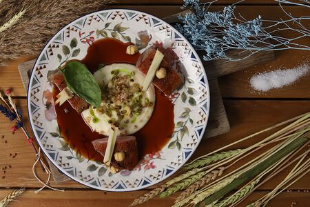 Утиная грудка с пюре из пастернака и соусом из кваса