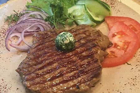 Стейк из говядины с овощами (огурцы, помидоры), лук маринованный, соус