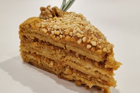 Медовик с карамелью и арахисом