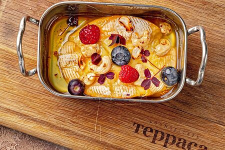 Запеченный камамбер с медом, орехами кешью и свежими ягодами
