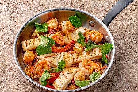 Кантонский рис с гребешками, тигровыми креветками и кальмарами