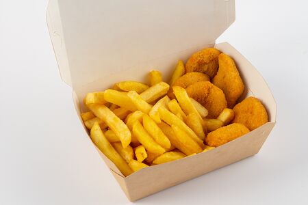 Ланчбокс с куриными наггетсами и картошкой