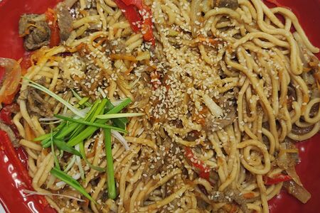 Поккым мён с говядиной