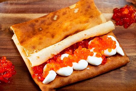 Блин Королевский с красной икрой и творожным сыром