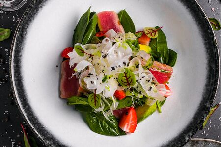 Салат с тунцом, молодым шпинатом, клубникой и авокадо