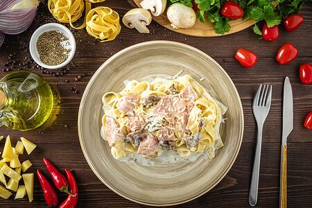 Паста с ветчиной и грибами