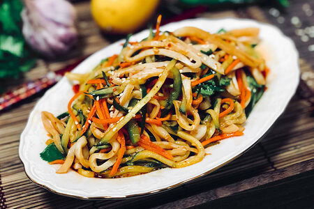 Салат из кальмара с овощами