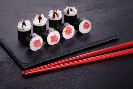 Ролл с томатом и тунцом