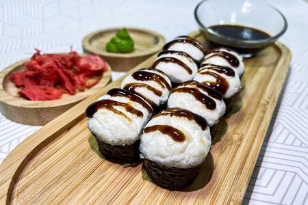 Ролл запечённый с мидиями