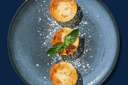 Домашние сырники со сметаной