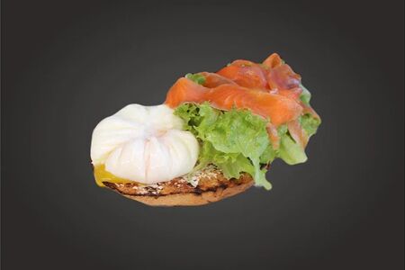 Брускетта с лососем и яйцом пашот