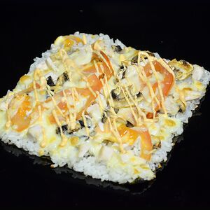 Японская пицца с курицей и помидорами