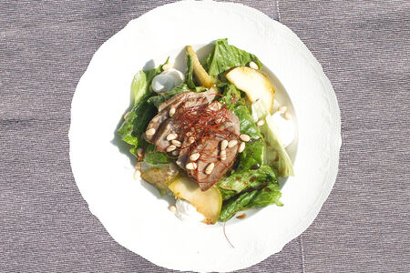 Салат с копченой уткой и карамелизированной грушей